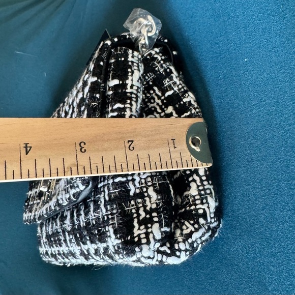 NWT Badgley Mischka Textured Messenger Bag - Picture 9 of 10